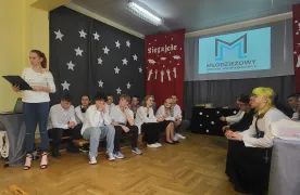 Uczniowie na zakończeniu roku szkolnego