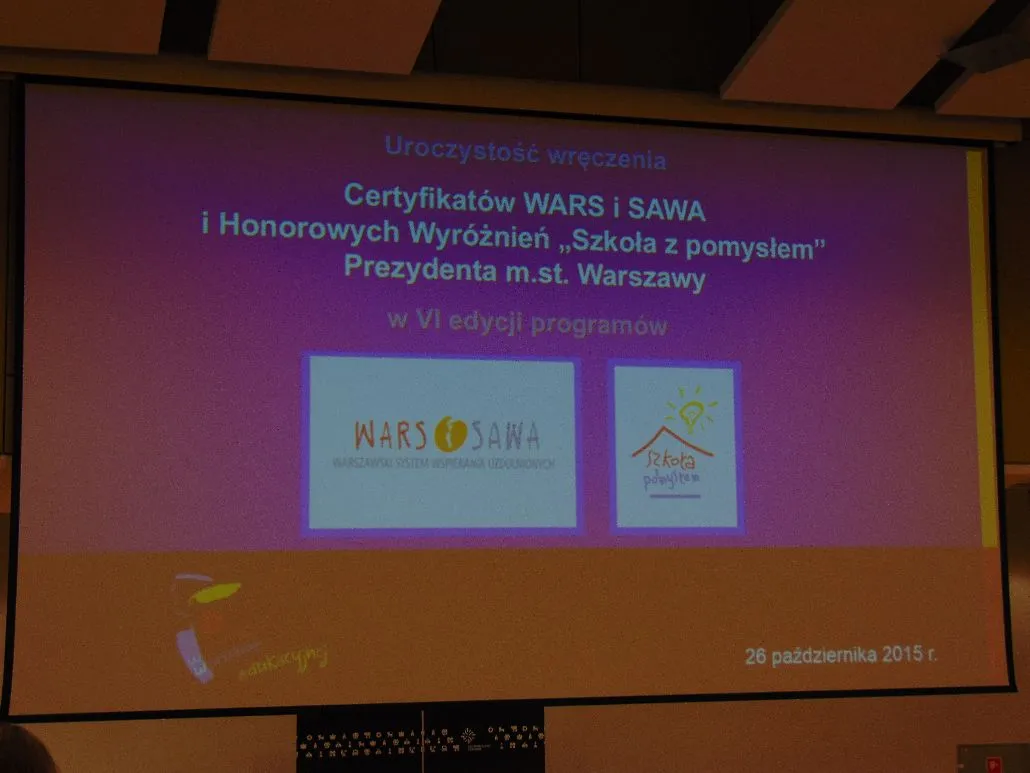 Ludzie na gali wyróżnieniu placówki
