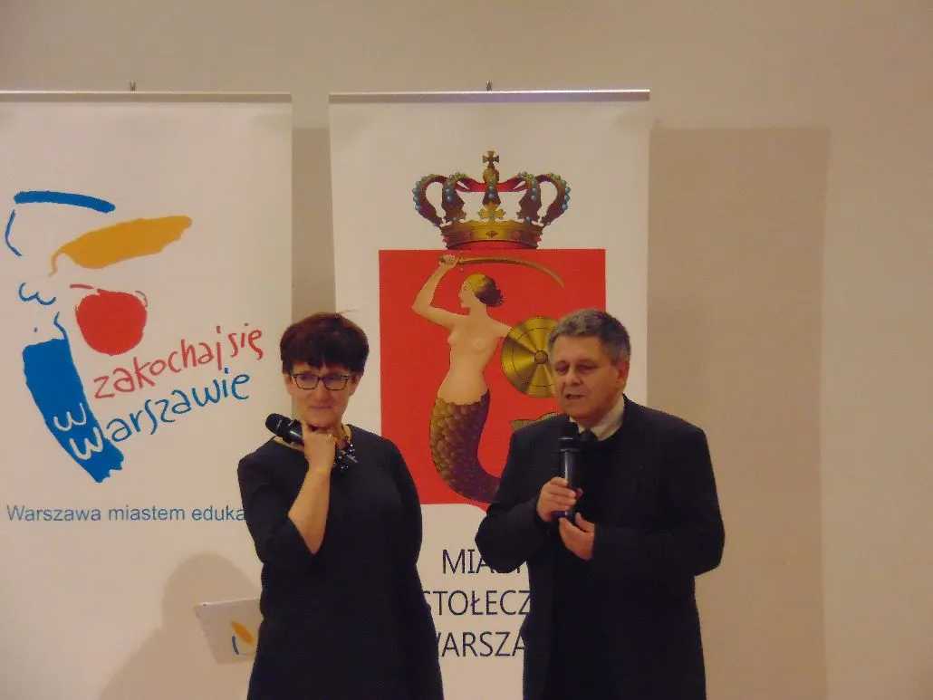 Ludzie na gali wyróżnieniu placówki