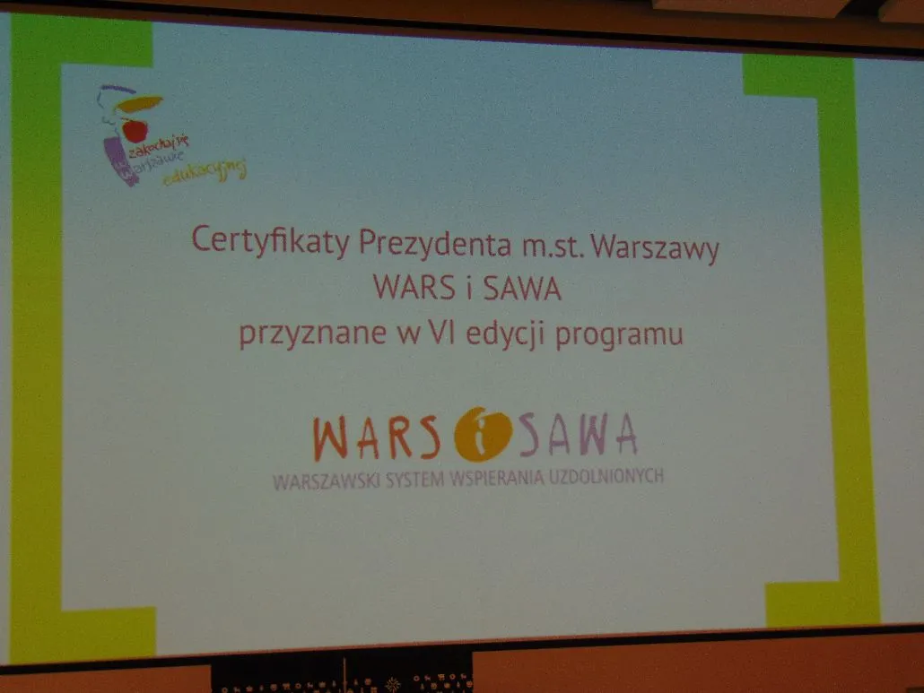 Ludzie na gali wyróżnieniu placówki