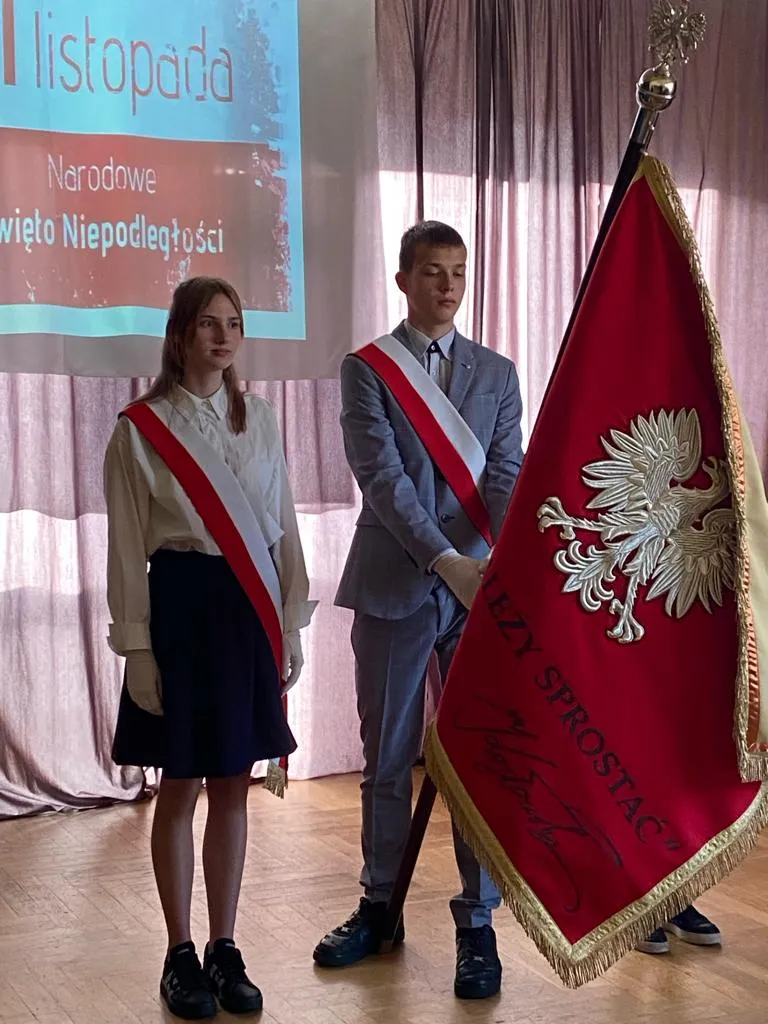 Szkoła do hymnu