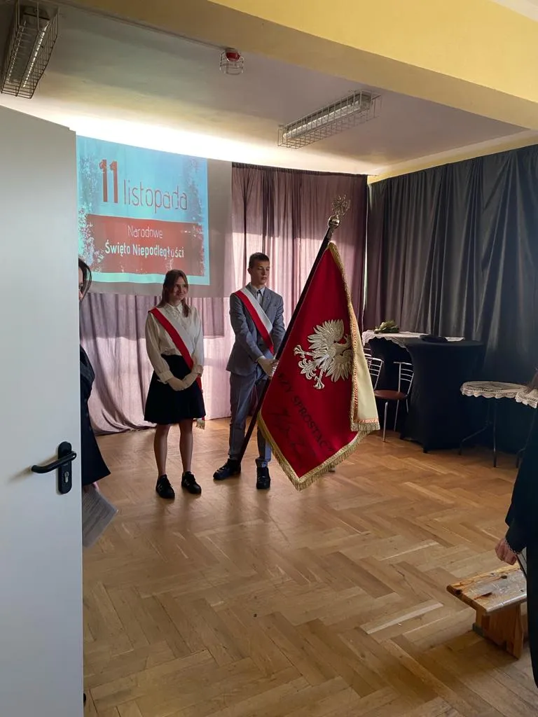Szkoła do hymnu
