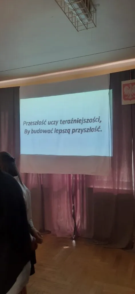 “Przeszłość uczy teraźniejszości, by budować lepszą przyszłość”.