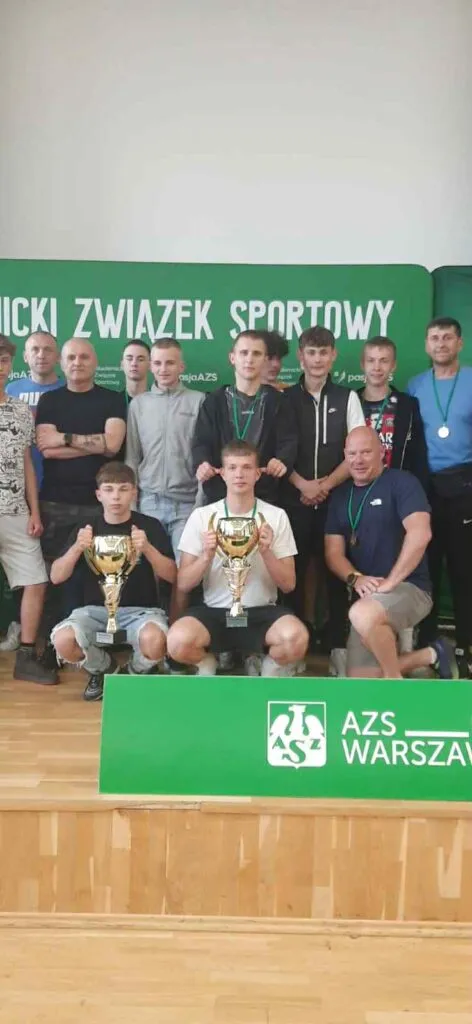 Uczniowie na zawodach sportowych