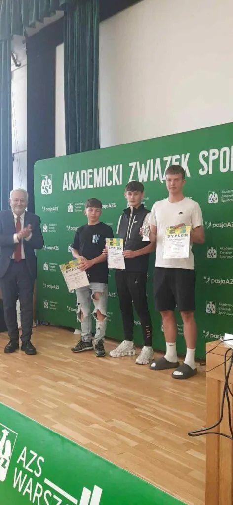 Uczniowie na zawodach sportowych
