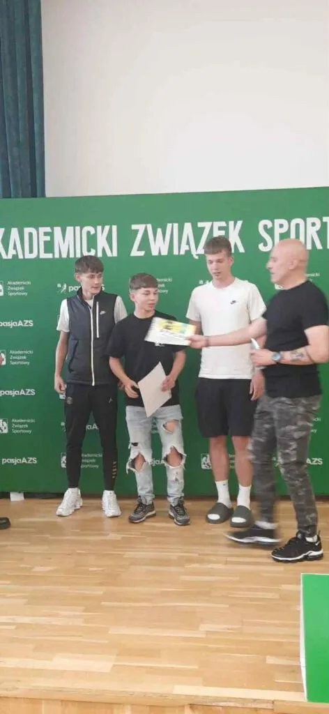 Uczniowie na zawodach sportowych
