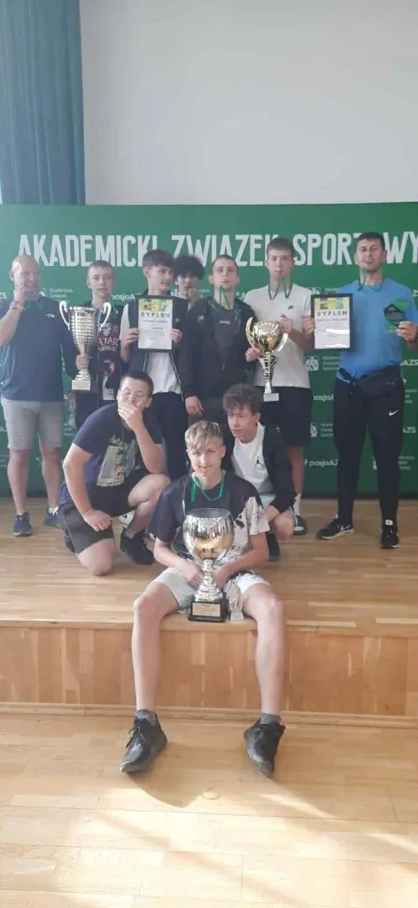 Uczniowie na zawodach sportowych