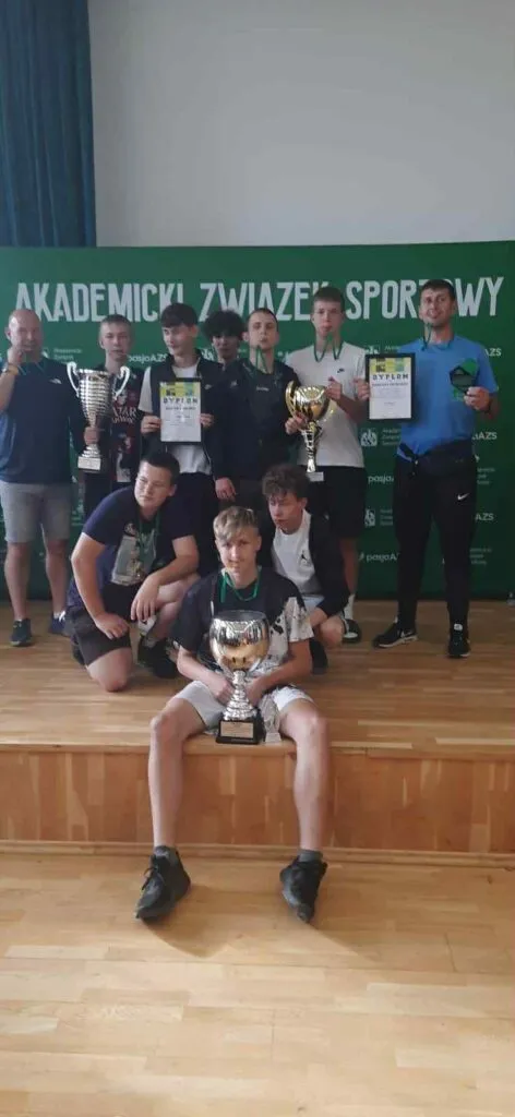 Uczniowie na zawodach sportowych