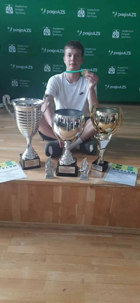 Uczniowie na zawodach sportowych