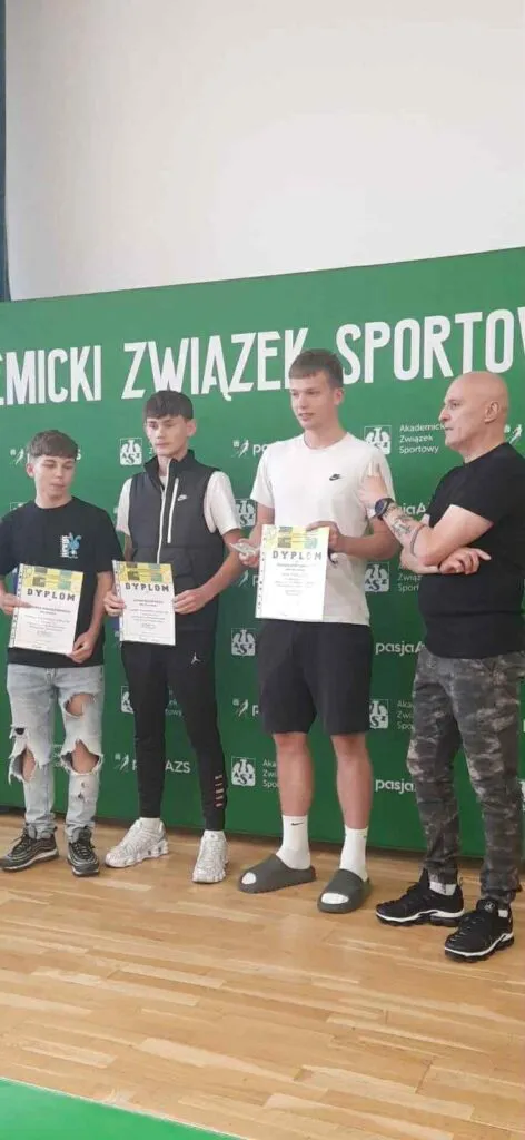 Uczniowie na zawodach sportowych