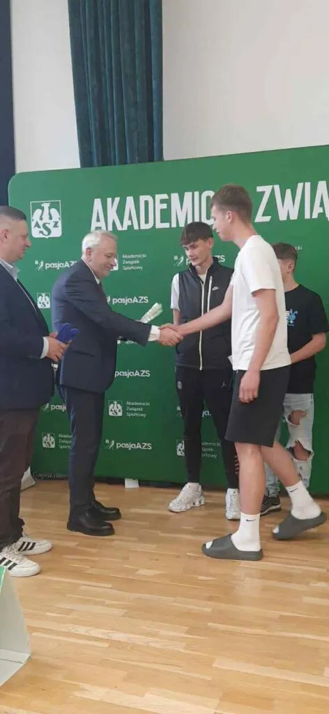 Uczniowie na zawodach sportowych