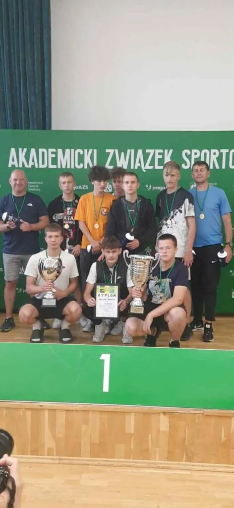 Uczniowie na zawodach sportowych