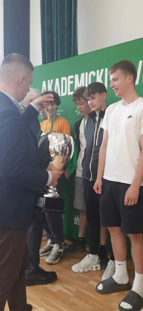 Uczniowie na zawodach sportowych