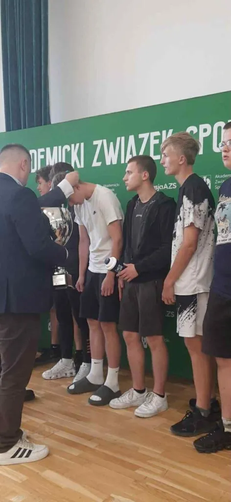 Uczniowie na zawodach sportowych
