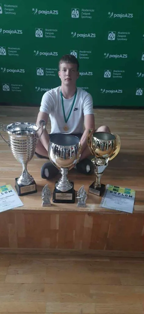 Uczniowie na zawodach sportowych