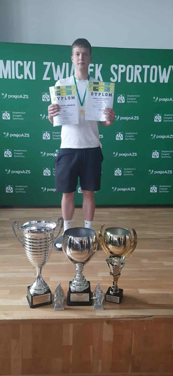 Uczniowie na zawodach sportowych