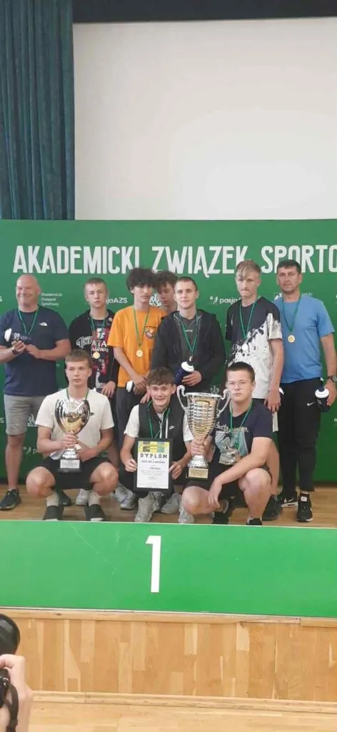 Uczniowie na zawodach sportowych