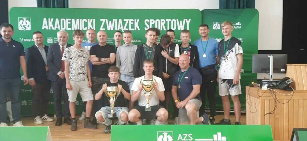 Uczniowie na zawodach sportowych