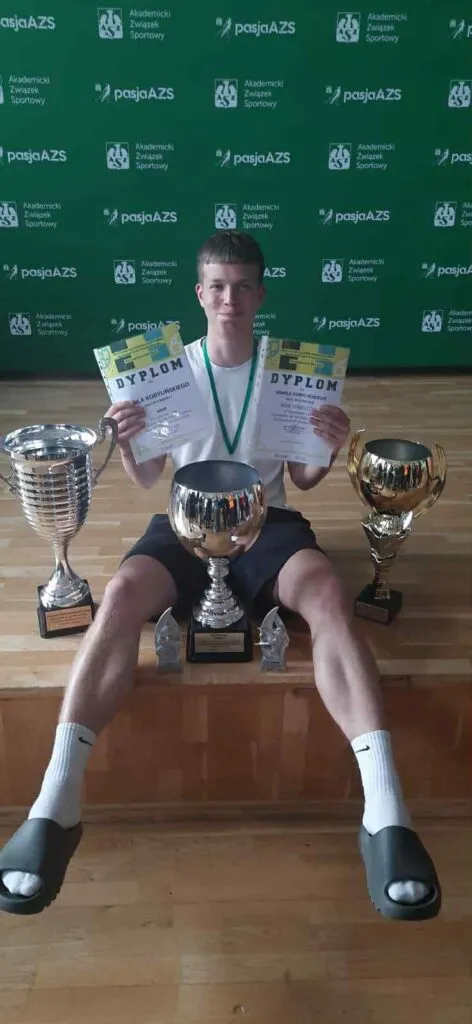 Uczniowie na zawodach sportowych
