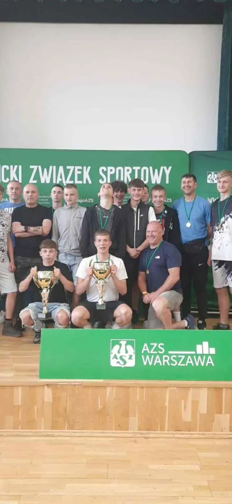 Uczniowie na zawodach sportowych