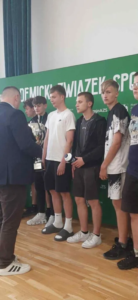 Uczniowie na zawodach sportowych