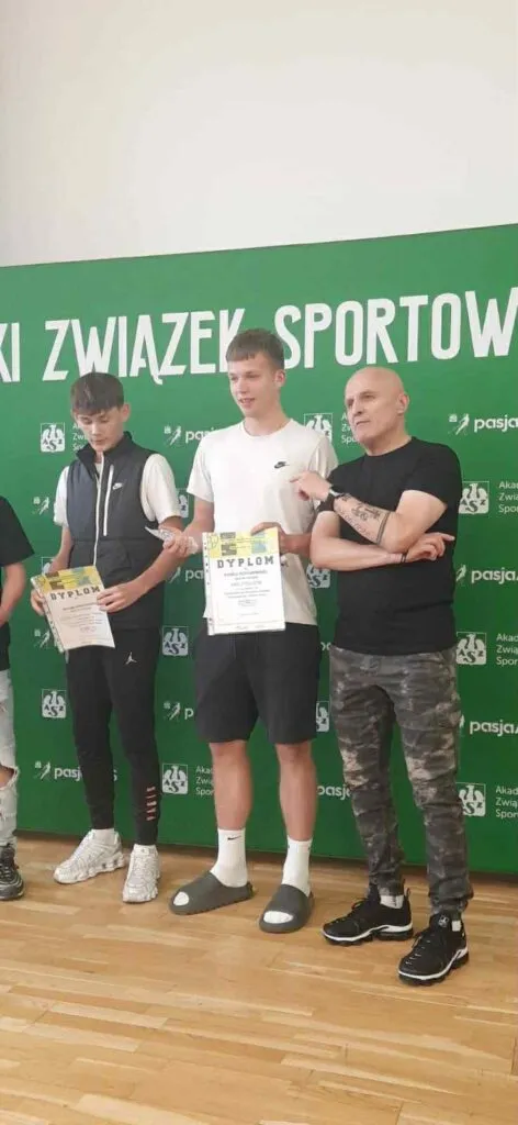 Uczniowie na zawodach sportowych