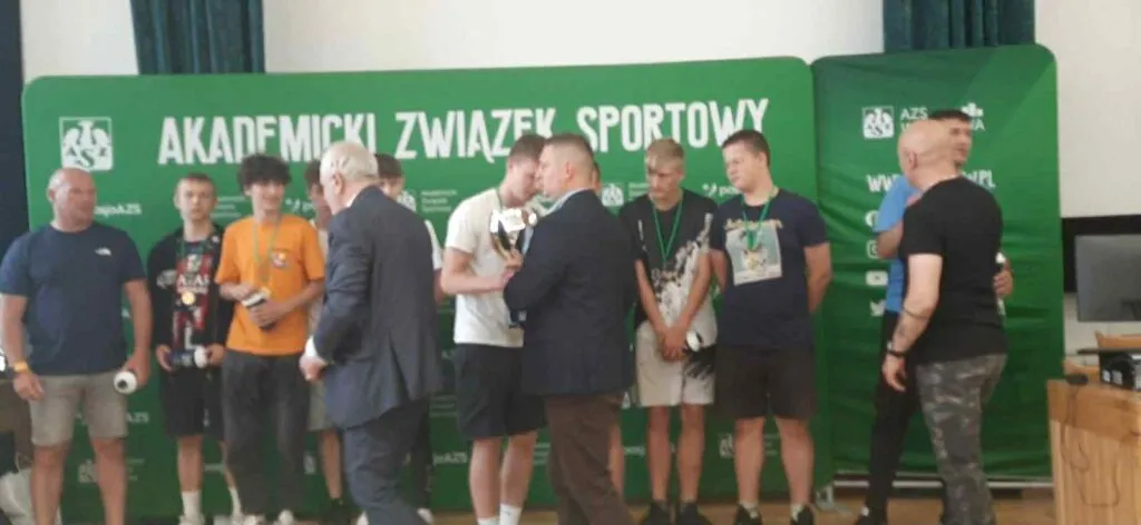 Uczniowie na zawodach sportowych