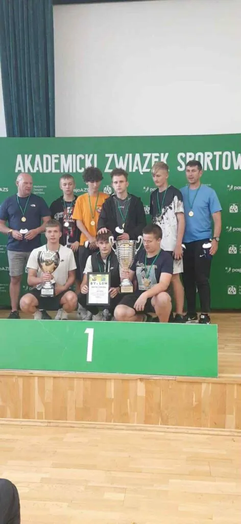 Uczniowie na zawodach sportowych