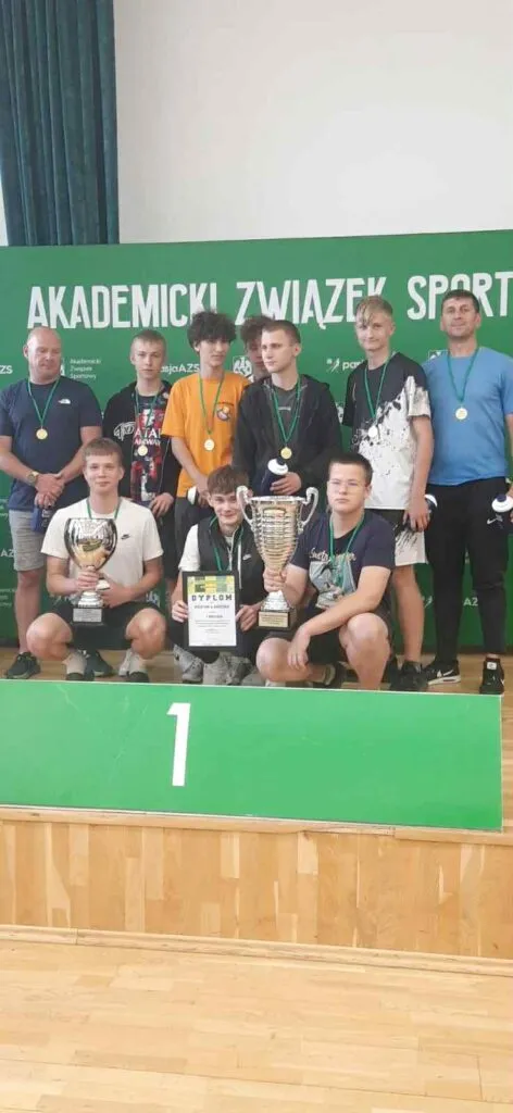 Uczniowie na zawodach sportowych