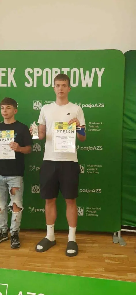 Uczniowie na zawodach sportowych