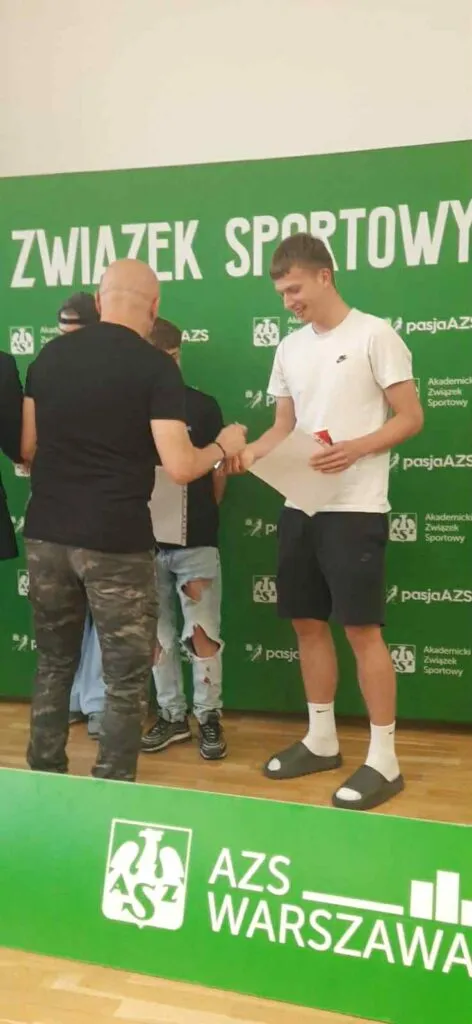 Uczniowie na zawodach sportowych