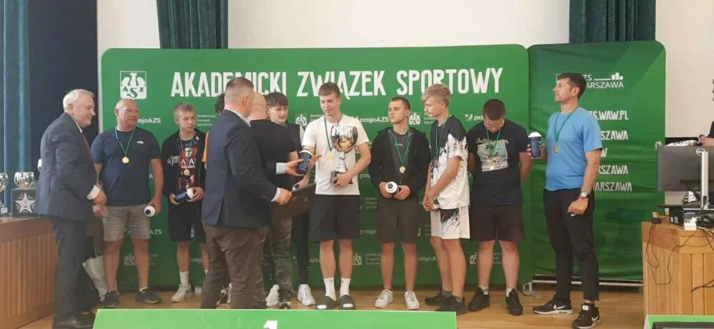 Uczniowie na zawodach sportowych