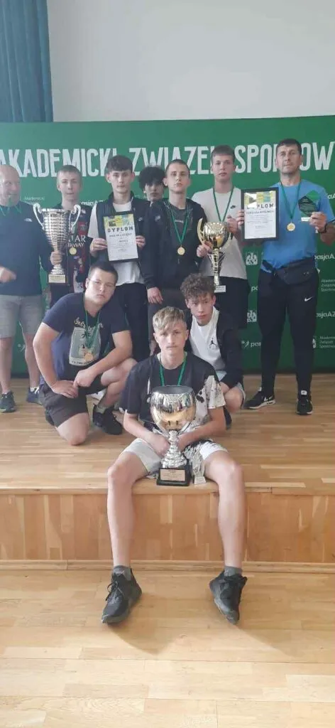 Uczniowie na zawodach sportowych