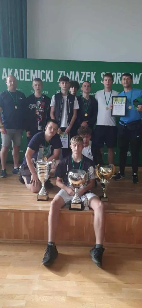 Uczniowie na zawodach sportowych