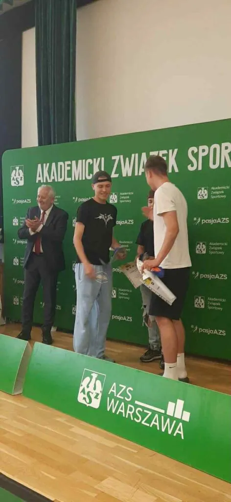 Uczniowie na zawodach sportowych