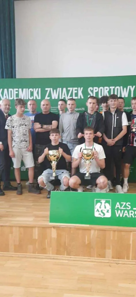 Uczniowie na zawodach sportowych
