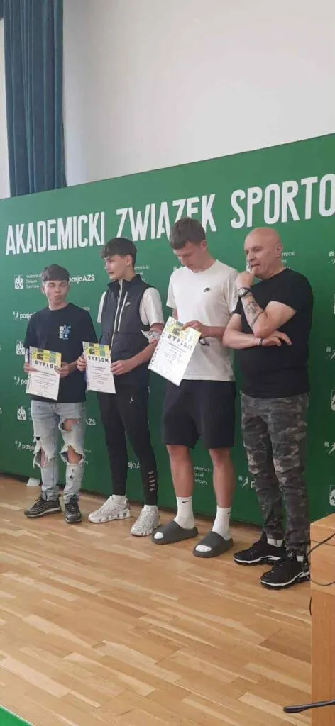 Uczniowie na zawodach sportowych