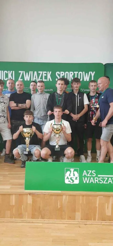 Uczniowie na zawodach sportowych