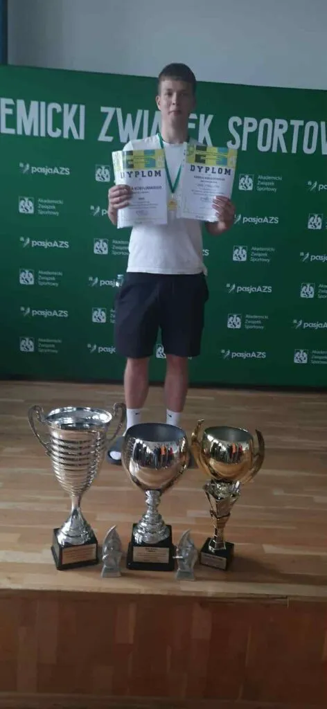 Uczniowie na zawodach sportowych