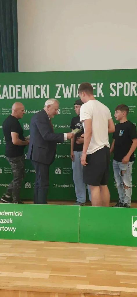 Uczniowie na zawodach sportowych