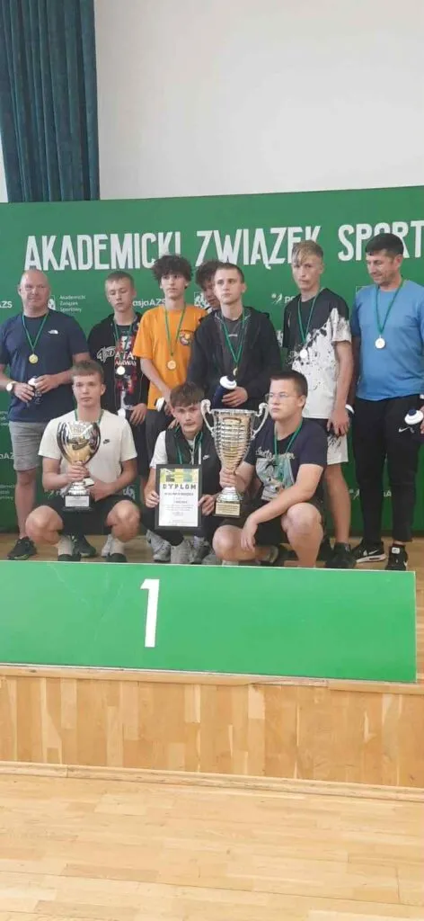 Uczniowie na zawodach sportowych