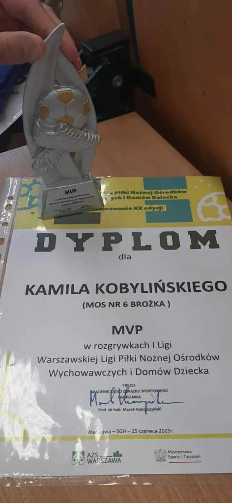Uczniowie na zawodach sportowych